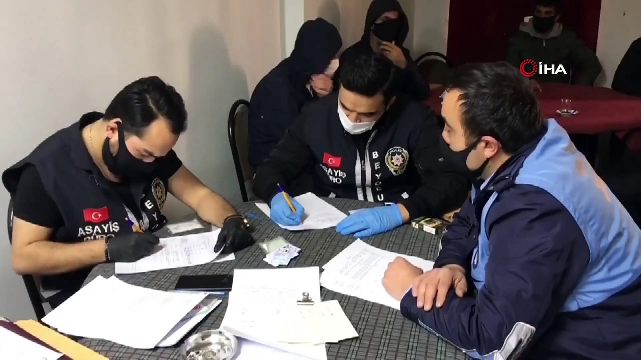 Taksim’de Yasağa Uymayan Şahıs Camdan Kaçmaya Çalışırken Yakalandı