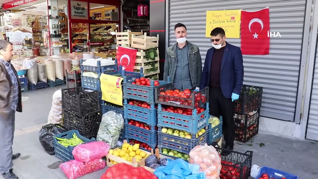 Aralarında Topladıkları Meyve ve Sebzeleri İhtiyaç Sahiplerine Dağıttılar