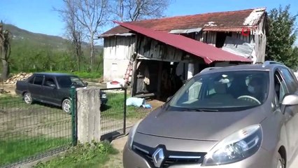 Öğrencileri İçin Evde Ödev Hazırlayıp Kapı Kapı Dağıtıyor