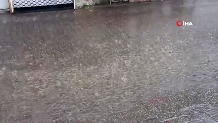 Kula'da dolu ile karışık yağan yağmur sonrası sokaklar göle döndü