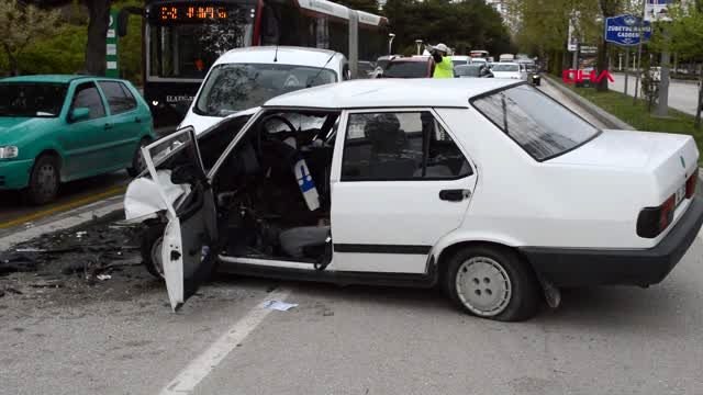 ELAZIĞ Otomobil ile hafif ticari araç çarpıştı 3 yaralı