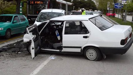 ELAZIĞ Otomobil ile hafif ticari araç çarpıştı 3 yaralı