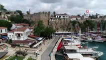 Antalya'da tarihi surlar yeşile büründü, kaldırımlarda otlar yeşerdi