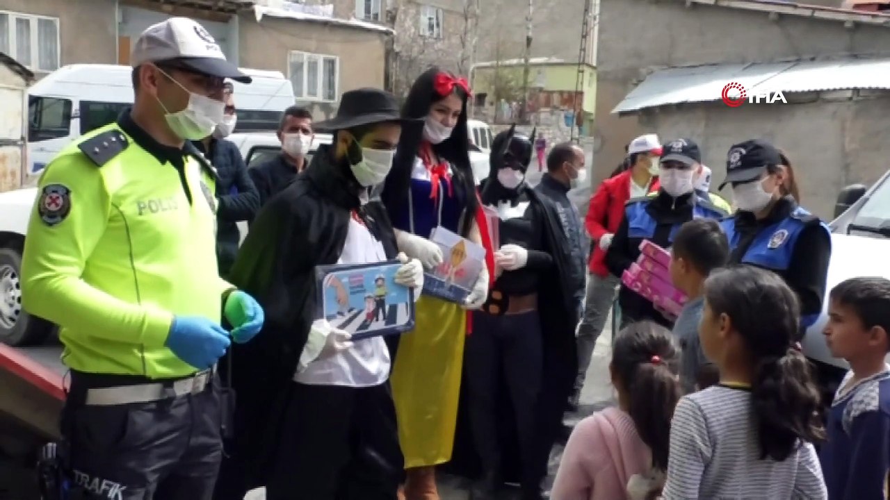 Hakkari Polisinden 400 Çocuğa '23 Nisan' Hediyesi
