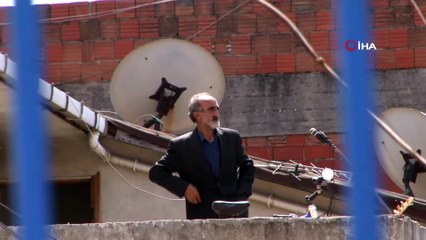 Karantina Altındaki Sokakta Çatıya Çıktı Önce Söz Yazdı, Sonra Saz Çaldı