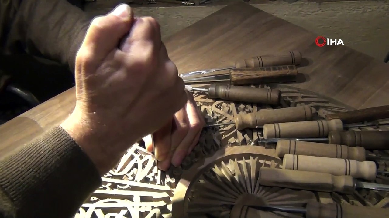 Ahşap Oyma ve Hat Sanatçısı Ağaçları Sanat Eserine Dönüştürüyor