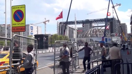 Taksimde 1 Mayıs Öncesi Meydana Çıkan Yollar Barikatla Kapatıldı