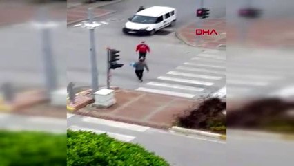 ANTALYA Kaçırdığı bebeğinin boğazına bıçak dayayan baba, bacağından vurularak yakalandı