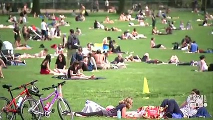 Salgına rağmen halk park ve sahillere akın etti