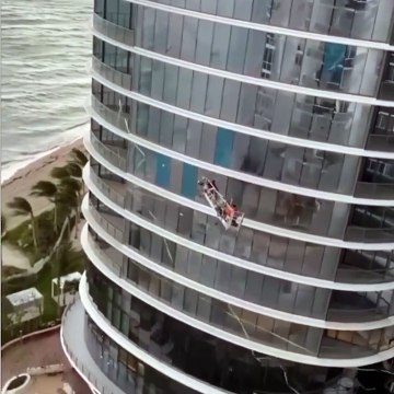 Qui pensait intelligent de nettoyer les vitres par grand vent ?