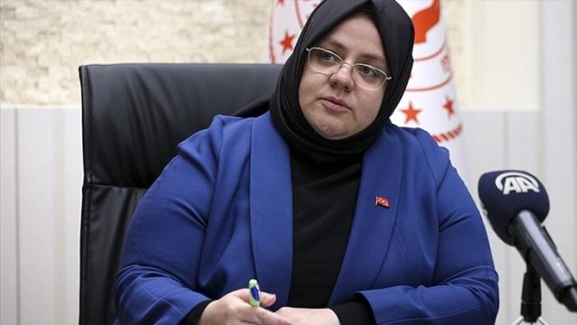 Bakan Zehra Zümrüt Selçuk, çocukluk fotoğrafıyla vatandaşlara Evde Kal çağrısı yaptı
