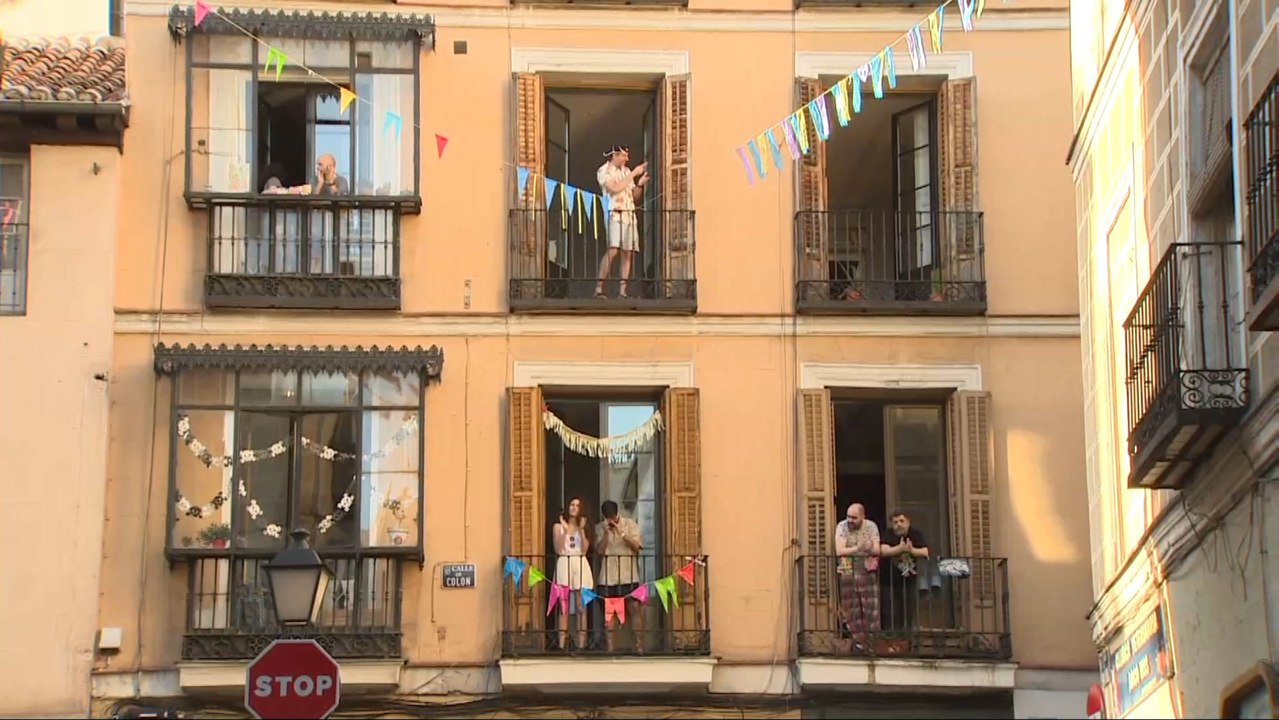 Aplausos y ambiente festivo en el final de las fiestas de Malasaña