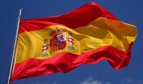 La Policía Nacional, por orden del Gobierno socialcomunista, detiene y multa a los que llevan banderas de España