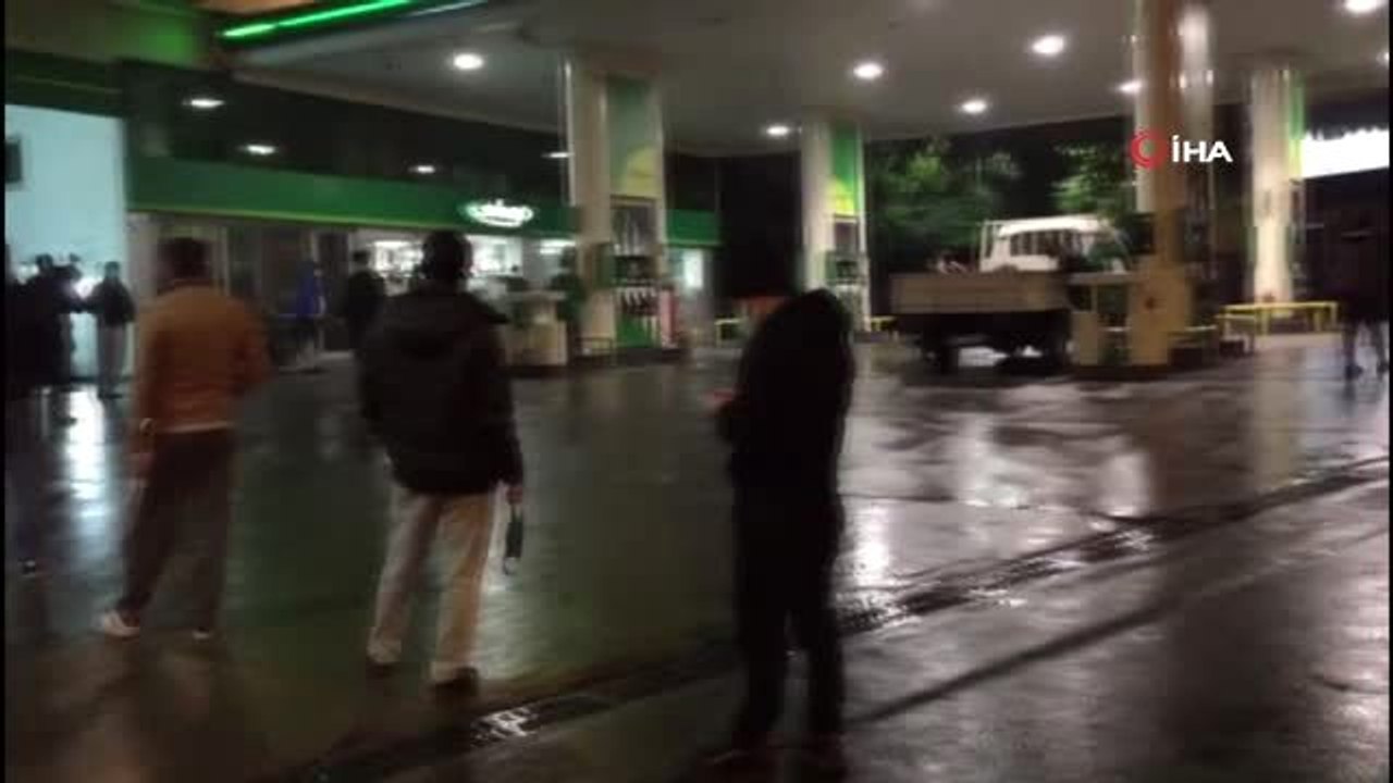 İstanbul'da kısıtlama sonrası akaryakıt istasyonlarındaki marketlerde yoğunluk oluştu