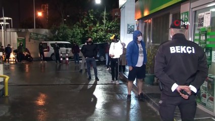 İstanbul'da kısıtlama sonrası akaryakıt istasyonlarındaki marketlerde yoğunluk oluştu