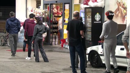 İzmir'de kısıtlama sonrası akaryakıt istasyonları marketlerinde uzun kuyruk