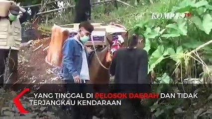 Pakai Kuda, Penyaluran Bantuan Bagi Warga di Pelosok Bogor