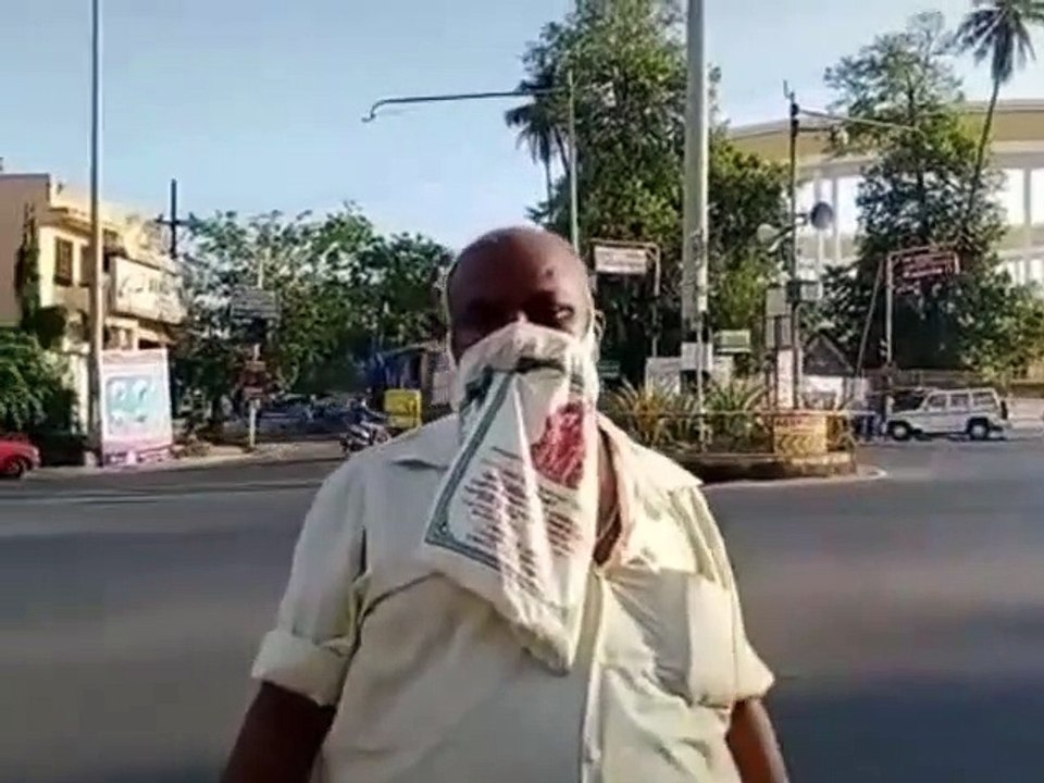 போலீசிடமிருந்து தப்பிக்க திருமண தாம்பூழ பையை மாஸ்க்-ஆக பயன்படுத்திய நபர் - வீடியோ