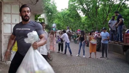 Salman Khan ने की जरूरतमंदों की मदद , Jacqueline, Iulia ने भी बटाया हाथ |FilmiBeat