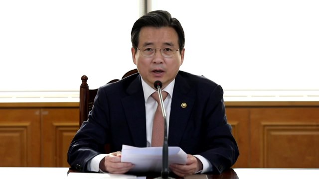 기재차관 경제 즉각 반등 쉽지 않아...강력한 경제 방역 필요 / YTN