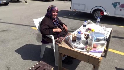 82 yaşındaki engelli kadın ve oğlu 90 gündür arabada yaşıyor