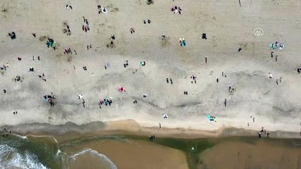 New Jersey plajlarında sosyal mesafeli güneşlendiler