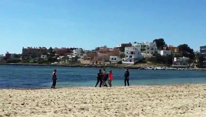 Un individuo se mete en una playa en Ibiza, la policía le llama al orden y decide ‘zanjar’ el asunto ahogando al agente