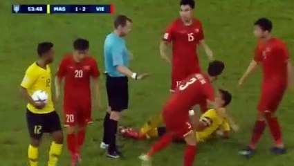 Tình huống cầu thủ Malaysia nổi nóng với Quế Ngọc Hải