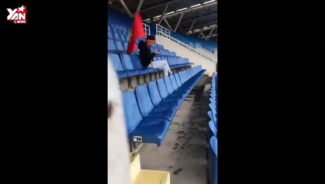 Nhớ nhầm lịch, nam thanh niên một mình ngồi ở SVĐ Mỹ Đình cổ vũ cho ĐT Việt Nam