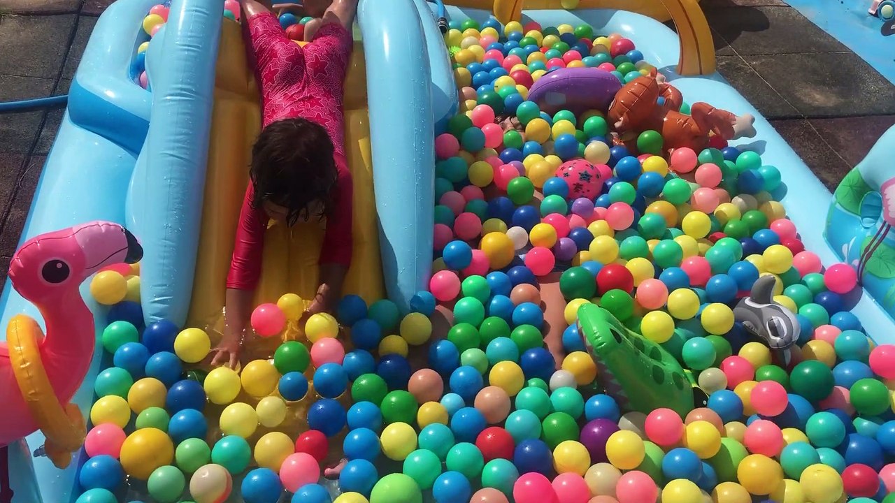 Antonyo si Maya se joaca in noile piscine gonflabile