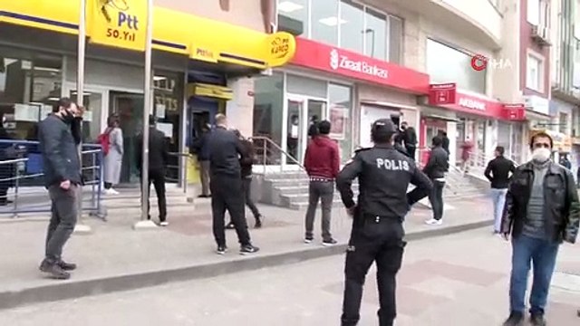 Sultangazi’de PTT Ve Banka Önlerinde Yoğunluk