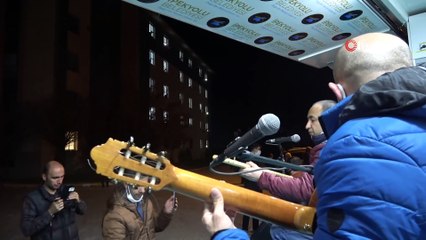 Müzik sesini yataktan duydu, terliklerle konser alanına geldi