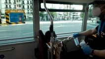 Policía Local reparte mascarillas en un autobús de Pamplona