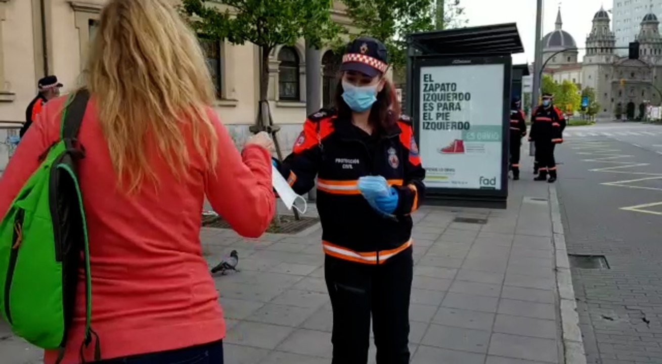 Reparto de mascarillas en el transporte público de Gijón
