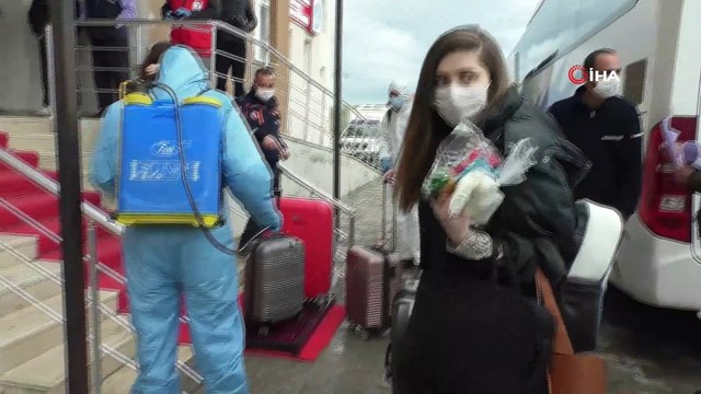 Kars’ta karantina süreleri dolan 103 kişi memleketlerine gönderildi