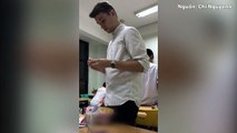 Thầy giáo bóc kẹo cho học sinh