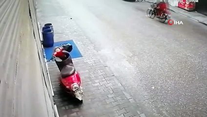 Motosiklette bırakılan cep telefonunu böyle çaldı