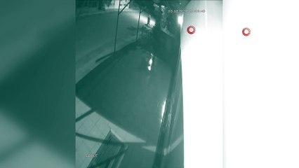 Esnafın dükkanına asılı olan Türk Bayrağını kopartarak böyle çaldı