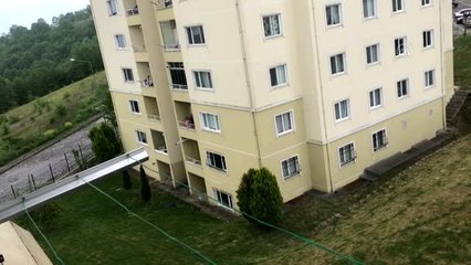 Sokağa çıkamayan çocuklar balkondan balkona isim şehir oynuyor