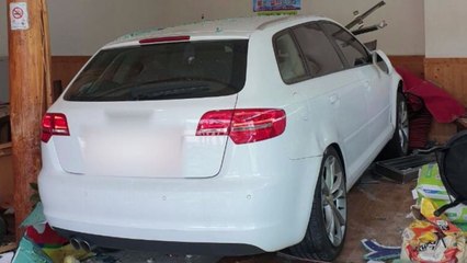 창원서 승용차 가게 돌진 손님 2명 경상 / YTN