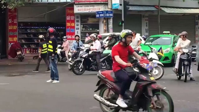 Hành động gây tranh cãi: Phượt thủ chặn ngã tư để ưu tiên đoàn xe là trái luật?