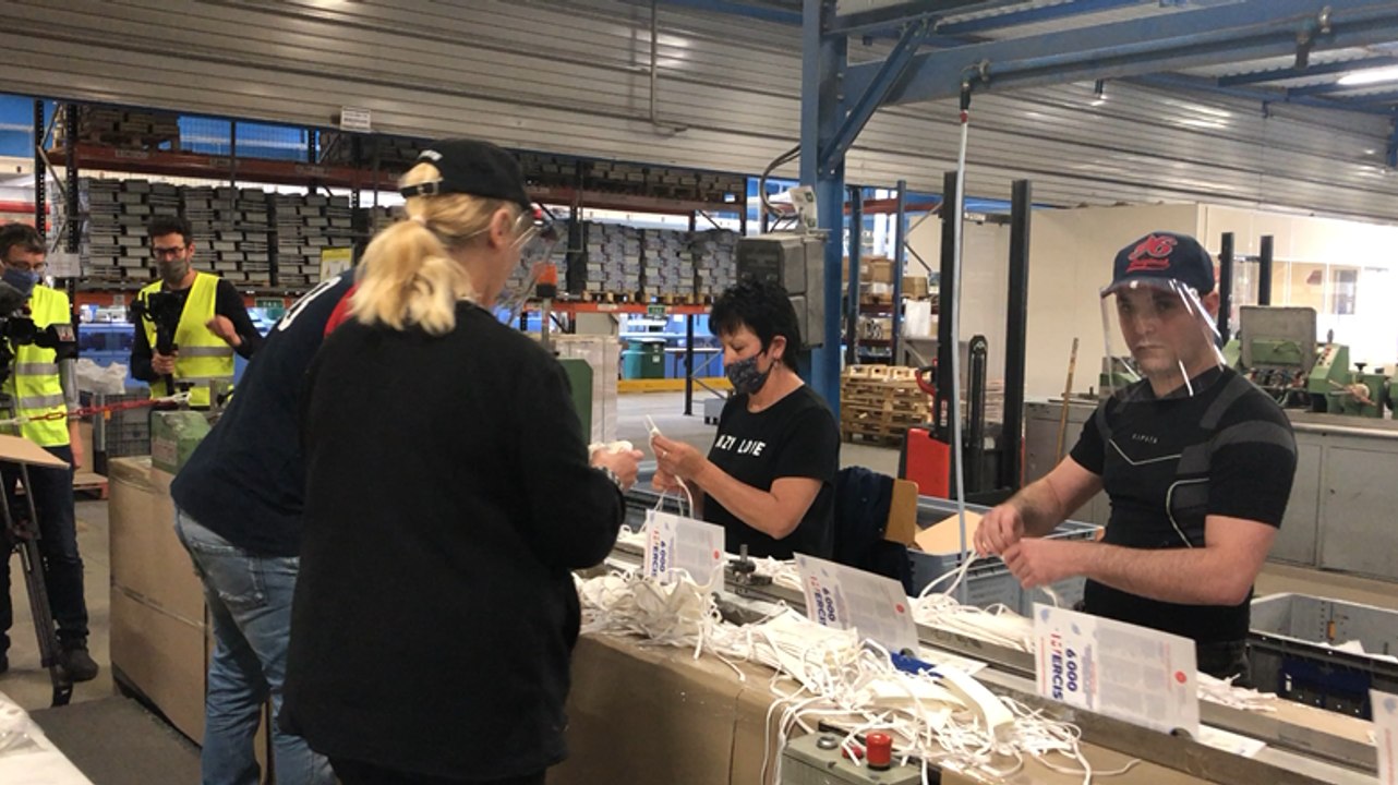 Coronavirus. Mise sous film plastique des masques