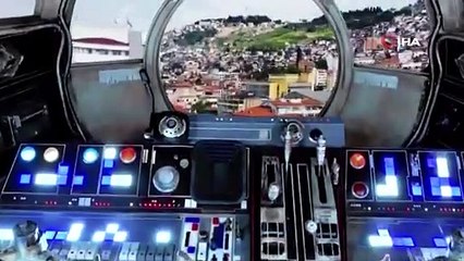 Stormtrooper'lar boş sokaklarda yürüdü, Darth Vader, güvercinleri besledi