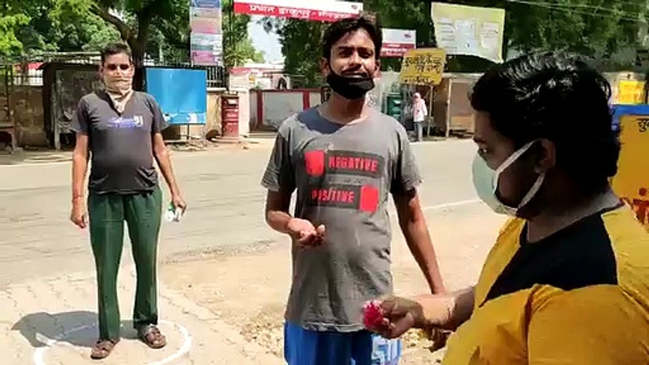 मिर्जापुर में शराब दुकान के बाहर ग्राहकों पर दुकानदार ने की फूलों की बौछार, वीडियो वायरल