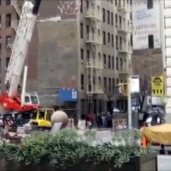 Un véhicule se fait percuter par une grue de démolition