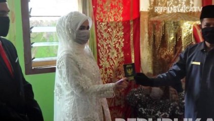 Pengantin pria menggunakan masker mengucapkan kalimat ijab-kabul saat prosesi pernikahan.