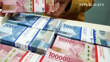 Teller menghitung uang rupiah, ilustrasi.