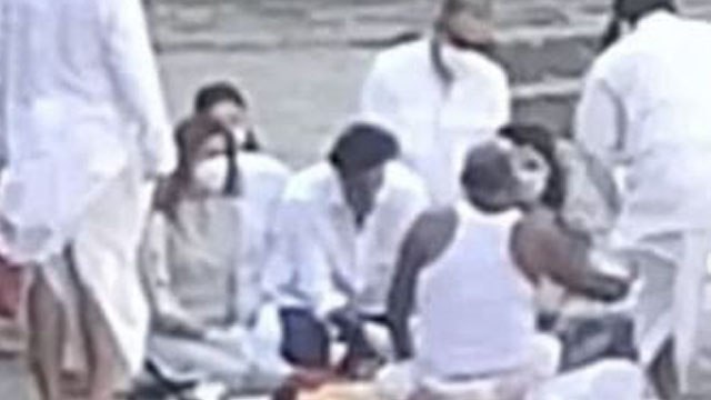 Rishi Kapoor की prayer meet पर Riddhima Sahni हुई emotional, नम आंखों से पापा को किया विदा FilmiBeat