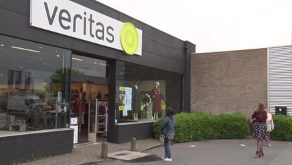 Déconfinement: des files devant les magasins Véritas
