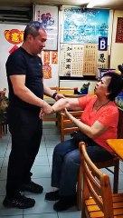 Treatment for fans during lunch at claypot chicken rice shop 在瓦煲雞飯店午餐時為事頭婆義診